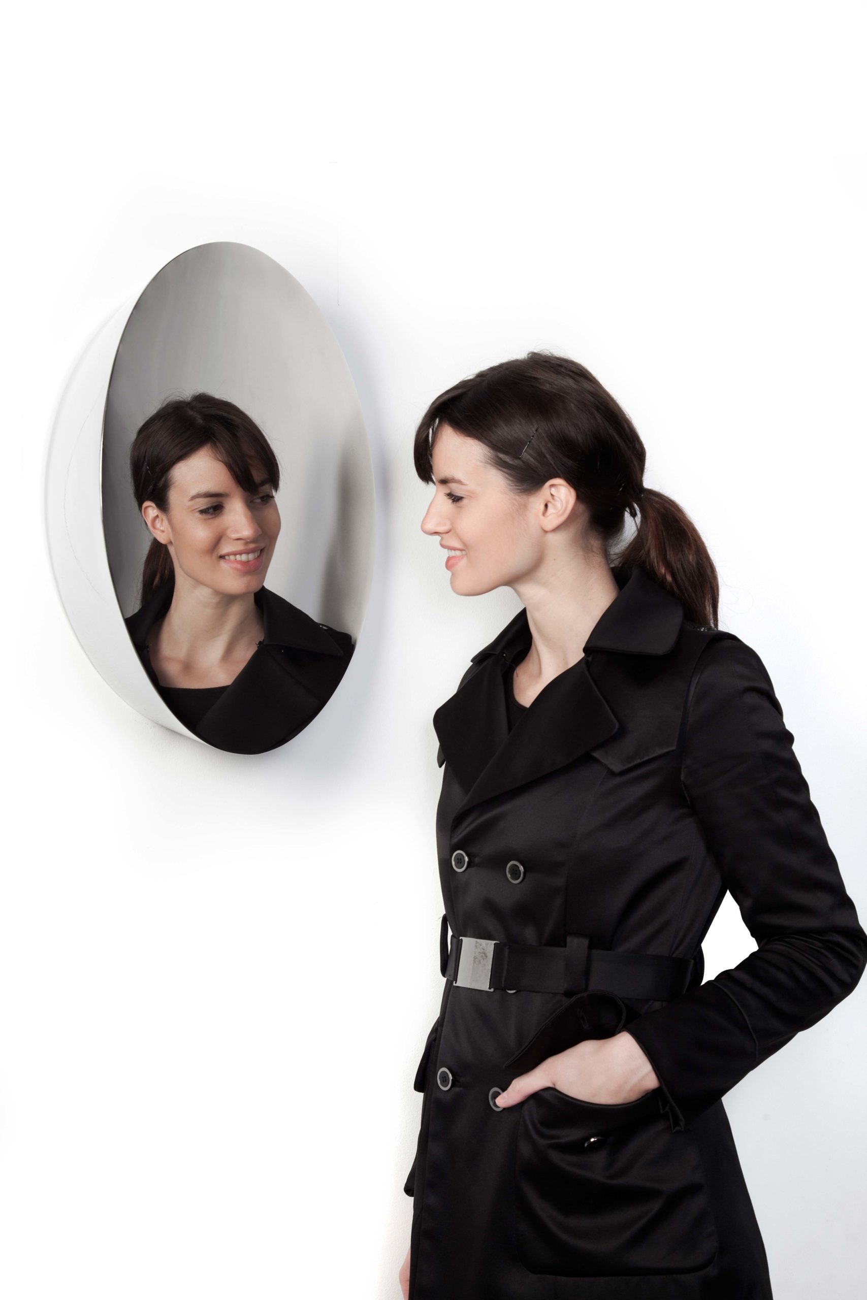 Cutting-Space-Mirror-Girl-1-_-Toni-Grilo