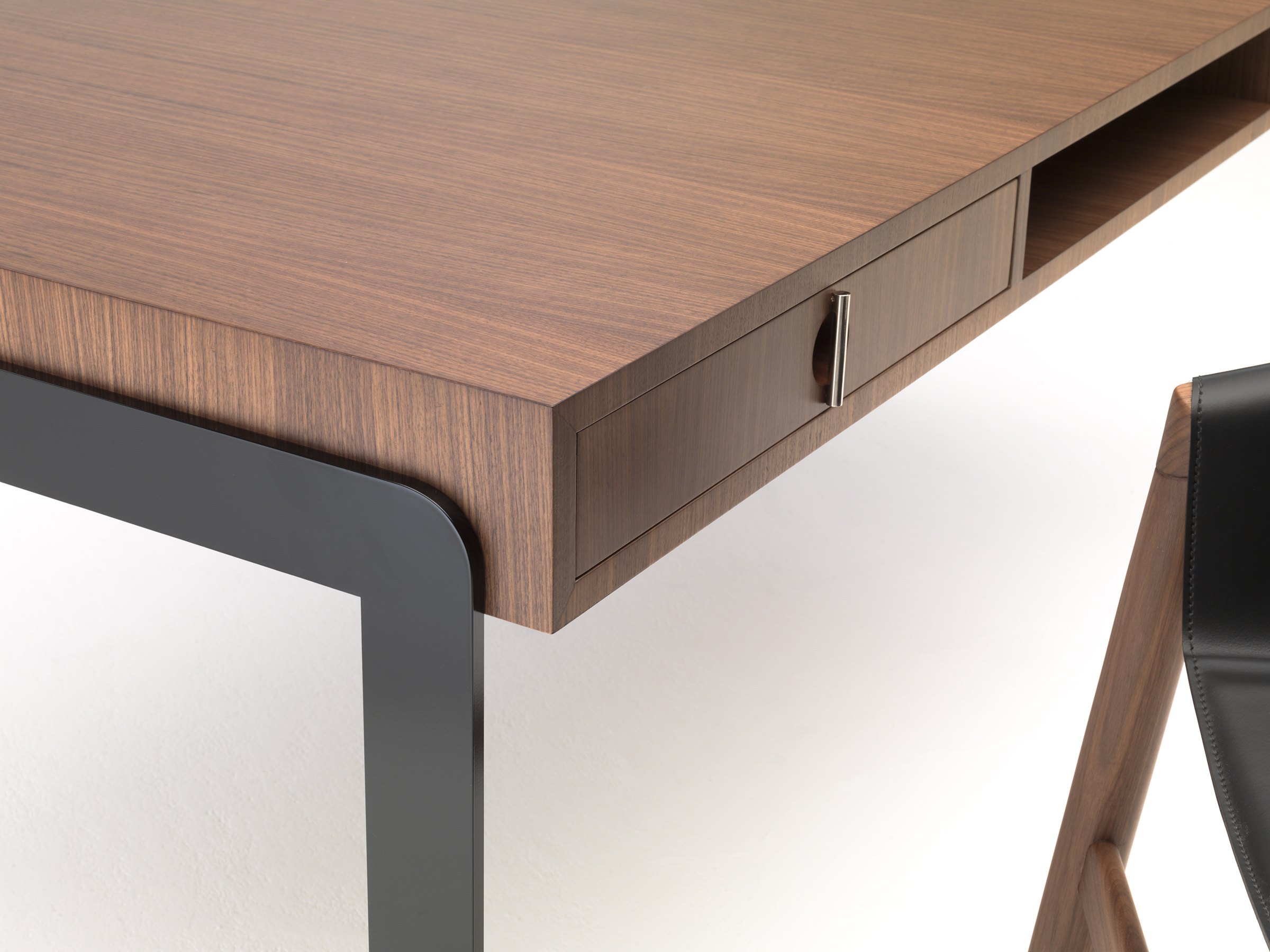 Lio desk detail